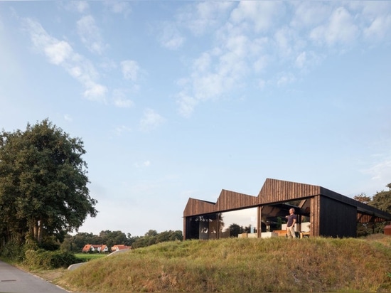 La villa à énergie solaire Schoorl se mélange dans le paysage du polder de la Hollande