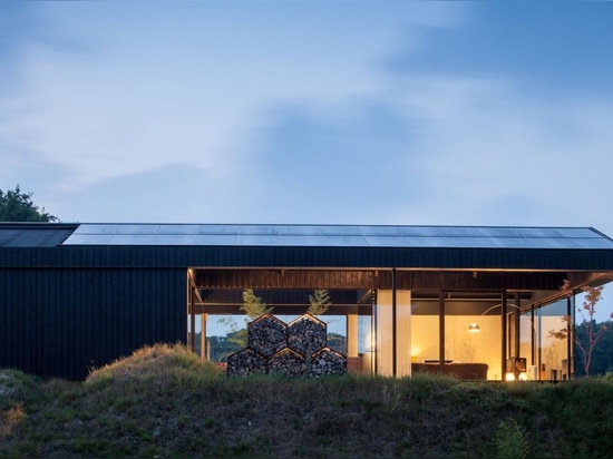 La villa à énergie solaire Schoorl se mélange dans le paysage du polder de la Hollande