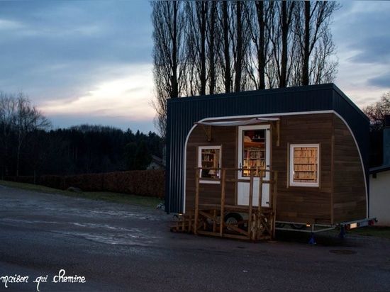 La libraire nomade voyage dans toute la France avec sa bibliothèque minuscule sur des roues