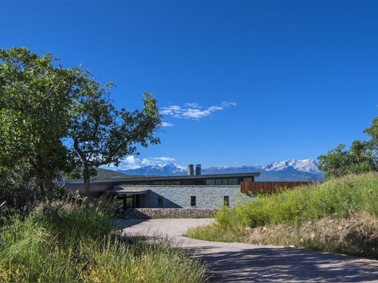 La maison d'or de LEED apporte le luxe moderne à un ranch fonctionnant du Colorado