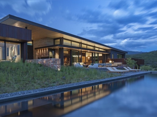 La maison d'or de LEED apporte le luxe moderne à un ranch fonctionnant du Colorado