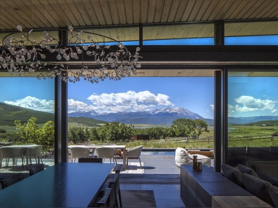 La maison d'or de LEED apporte le luxe moderne à un ranch fonctionnant du Colorado