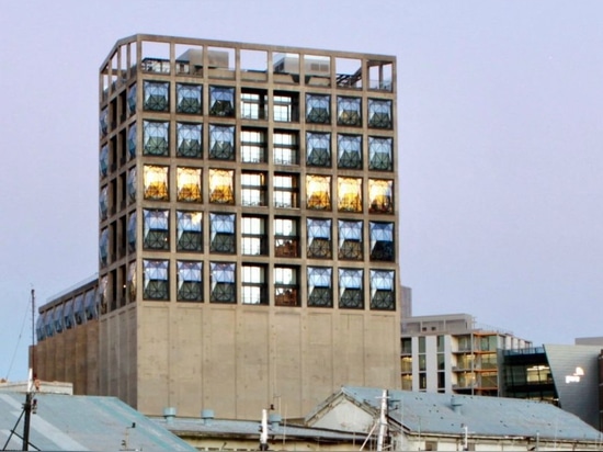 Silo de grain de 90 ans de mises à jour de studio de Heatherwick en Afrique du Sud avec les vitraux reposés