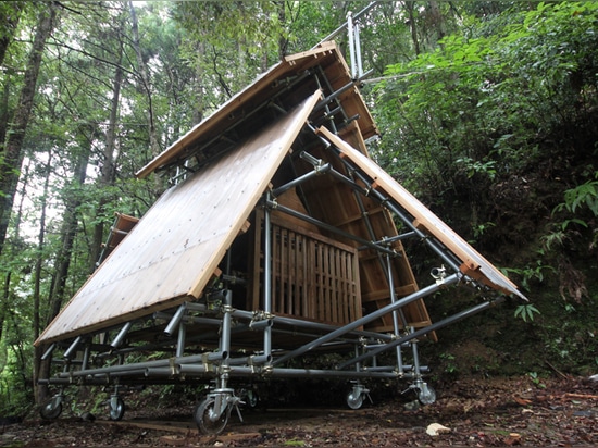 le kikuma watanabe conçoit un tombeau shinto en bois mobile dans les montagnes de Kochi