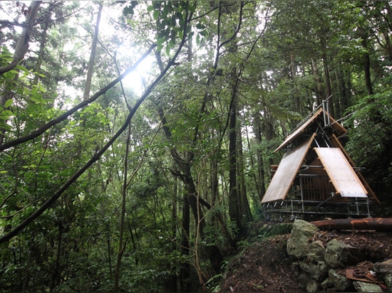 le kikuma watanabe conçoit un tombeau shinto en bois mobile dans les montagnes de Kochi