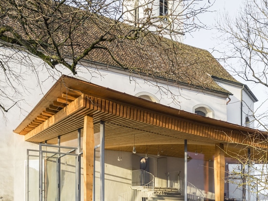 les salis de Gian ajoute le foyer rempli de lumière à l'église historique en Suisse