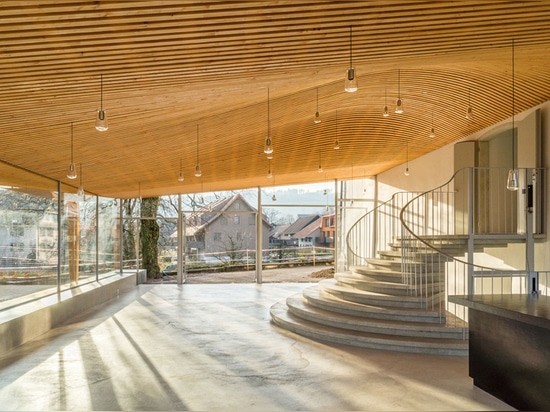 les salis de Gian ajoute le foyer rempli de lumière à l'église historique en Suisse