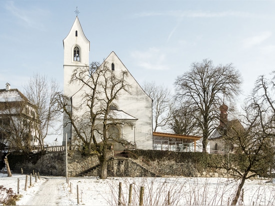 les salis de Gian ajoute le foyer rempli de lumière à l'église historique en Suisse