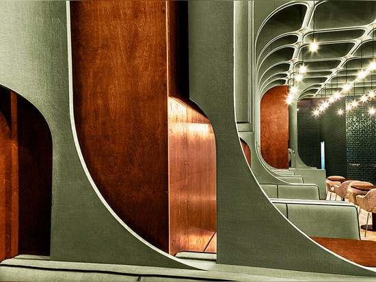 le bluarch enveloppe le wagon-restaurant de Times Square avec l'intérieur vert mol à New York