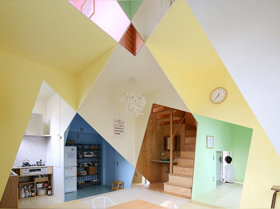 le studio de l'architecte de Kochi augmente l'intérieur de la maison d'ANA avec 7 couleurs