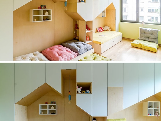 La chambre à coucher de cet enfant d'amusement a l'abondance du stockage et de deux lits à l'intérieur de Mini Houses