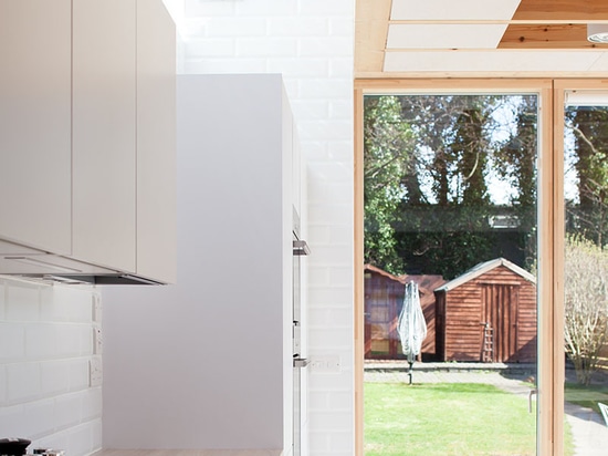 Une extension en bois et en verre carbonisée a été conçue pour ce Dublin Home