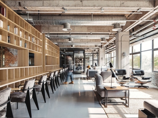Rénovation pour l'avenir à l'usine de bureau de FlaHalo par NARRATION