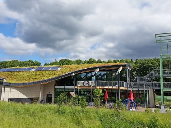 Le toit vert incurvé de la station service d'autoroute de Beverbach