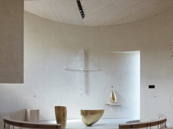 Glissements légers doucement à l'intérieur de cette église moderne cylindrique dans la République Tchèque