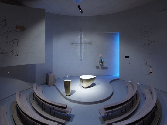 Glissements légers doucement à l'intérieur de cette église moderne cylindrique dans la République Tchèque