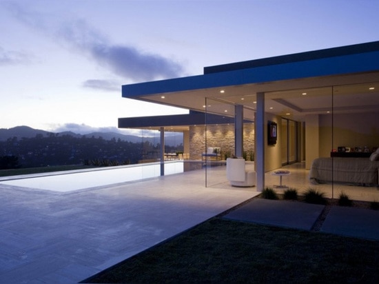 Une maison de verre et de pierre était perché au-dessus de la Baie de San Franciso