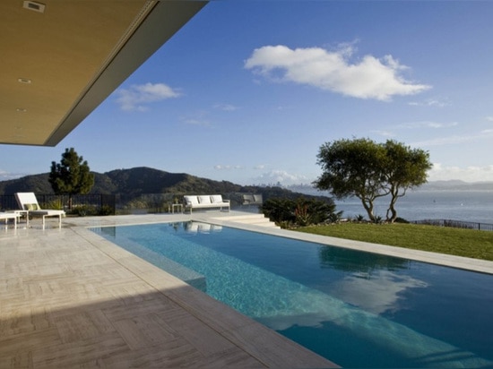 Une maison de verre et de pierre était perché au-dessus de la Baie de San Franciso