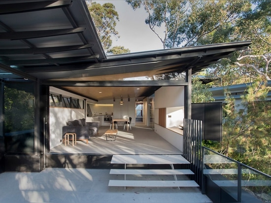 Glenn Murcutt couvre la maison de bushland dans des panneaux de zinc pour la protéger contre les feux de forêt