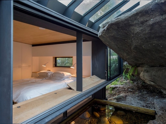 Glenn Murcutt couvre la maison de bushland dans des panneaux de zinc pour la protéger contre les feux de forêt