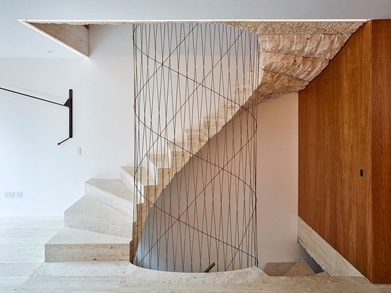 le groupwork + l'amin taha rénovent la maison de Londres avec les matériaux originaux et l'escalier sculptural