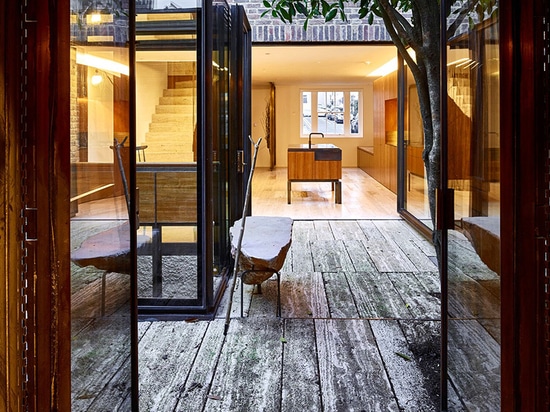 le groupwork + l'amin taha rénovent la maison de Londres avec les matériaux originaux et l'escalier sculptural