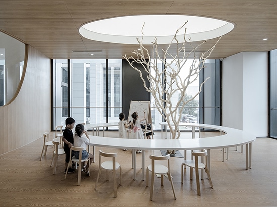 l'école d'art des enfants des archstudio comporte les gammes multiples des collines habillées de bois artificielles