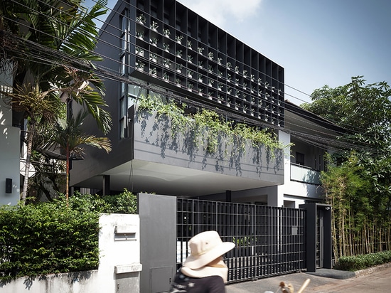 le studio d'anonyme transforme le vieux domaine vivant à Bangkok en maison vibrante de cage de fleur