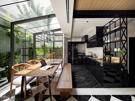 le studio d'anonyme transforme le vieux domaine vivant à Bangkok en maison vibrante de cage de fleur