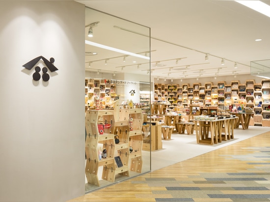 le magasin standard de “tohoku” dans des expériences du Japon avec les unités de visualisation en bois