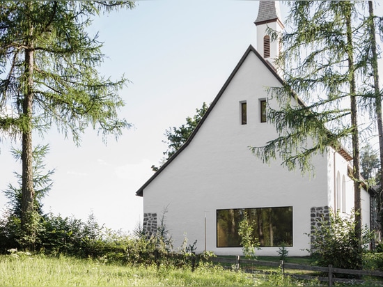 les architectes de messner situe sa chapelle nouvellement rénovée de St Joseph dans les bois alpins