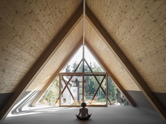 les architectes de messner situe sa chapelle nouvellement rénovée de St Joseph dans les bois alpins