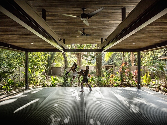 le saxe de studio ouvre le pavillon de yoga de jungle pour l'hôtel “de nosara de nalu” au Costa Rica