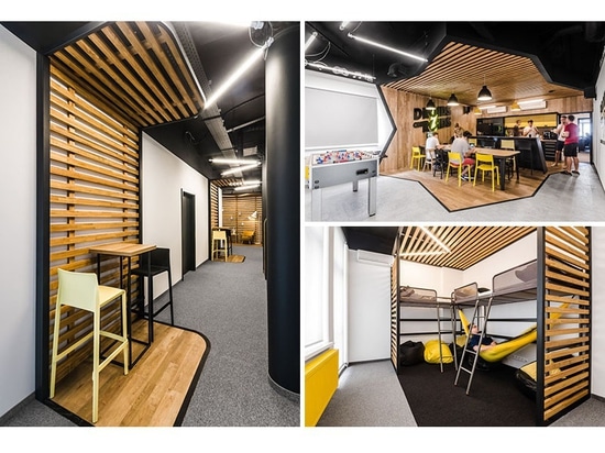 Ce nouvel intérieur de bureau emploie les cadres en bois et noirs pour définir clairement les espaces