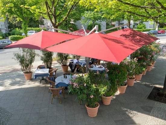 Parasol Amalfi QUADRO 3 m X 3 m, Bordeaux de l'auvent U408, Bordeaux du panneau de jonction E404, aluminium blanc du cadre RAL 9006.