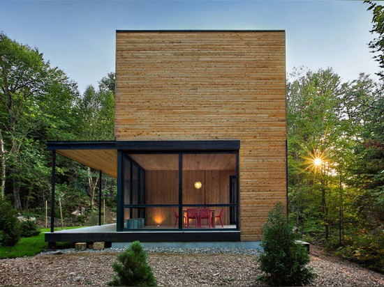 Cette Chambre plaquée en bois est à la maison dans les arbres