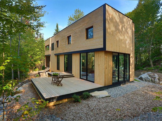 Cette Chambre plaquée en bois est à la maison dans les arbres