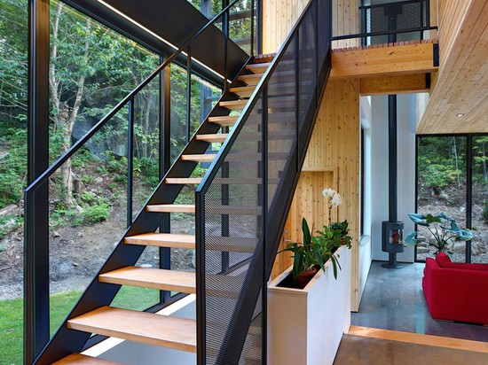 Cette Chambre plaquée en bois est à la maison dans les arbres