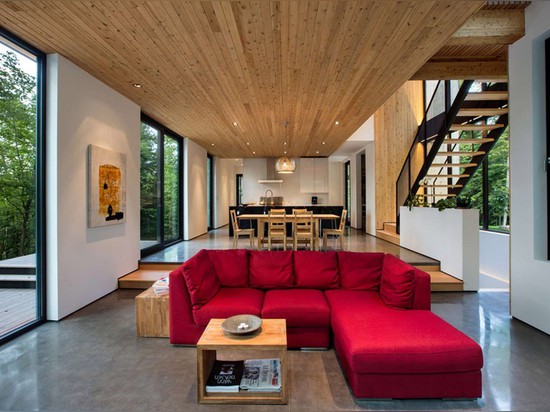 Cette Chambre plaquée en bois est à la maison dans les arbres