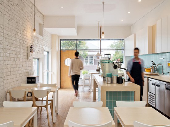 Avant et ensuite ? Un vieux bureau de poste vide transformé en café