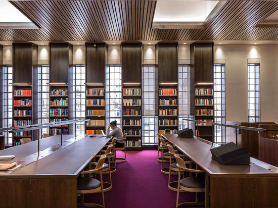 La salle de lecture de David est l'un des espaces tous neufs de la bibliothèque et offre des vues des flèches célèbres de la ville. Photographie : Ben Bisek pour des architectes de Wilkinson Eyre