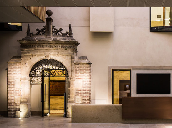 Le nouveau coeur de la bibliothèque est le Blackwell Hall, qui inclut le passage de parc d'Ascott, précédemment logé à la photographie de V&amp;A. : Ben Bisek pour des architectes de Wilkinson Eyre