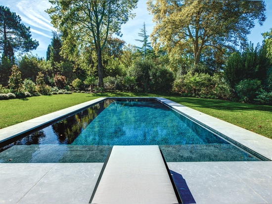 Piscine avec escalier-banquette personnalisé