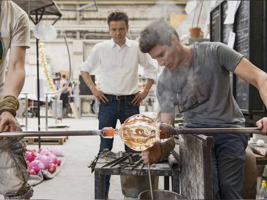 Jean-Michel Othoniel et Matteo Gonet travaillant à une perle en verre de fonte. Photographie : Choeur de Philippe