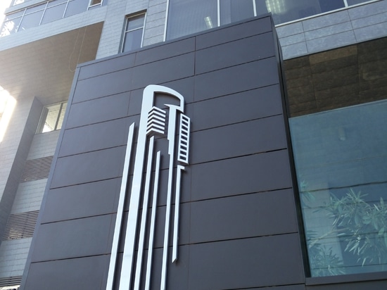 Logo sur la façade en céramique aérée