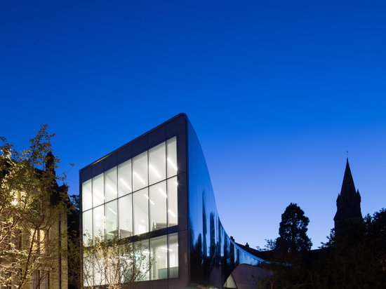 Le service d'acier inoxydable de Zaha Hadid tisse autour des bâtiments existants et d'un séquoia antique