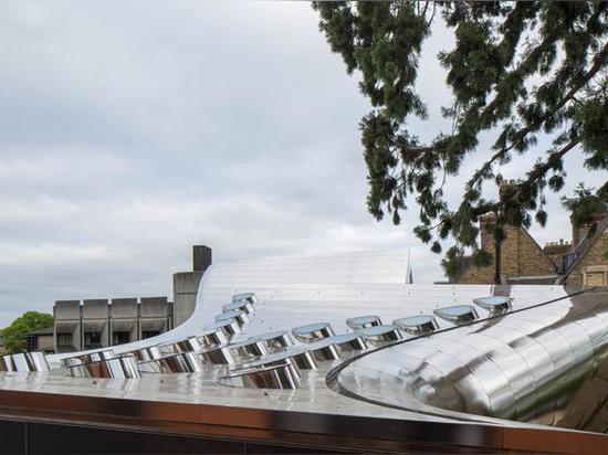 Le service d'acier inoxydable de Zaha Hadid tisse autour des bâtiments existants et d'un séquoia antique