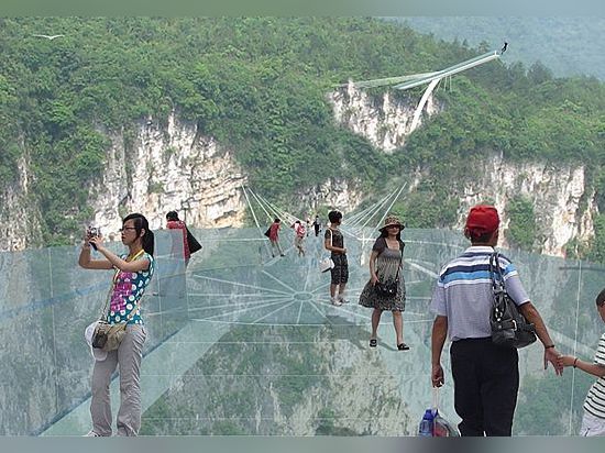 Monde le plus grand et plus long pont en verre annoncé pour la gorge grande de Zhangjiajie de la Chine