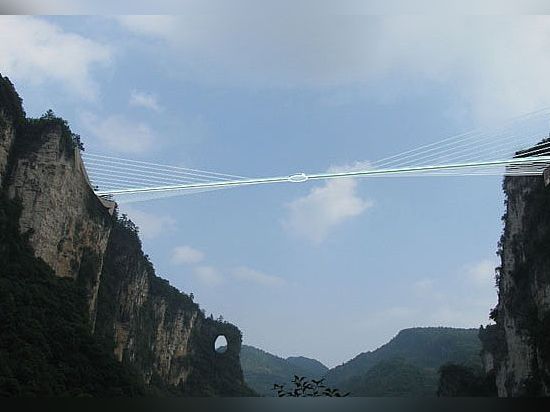 Monde le plus grand et plus long pont en verre annoncé pour la gorge grande de Zhangjiajie de la Chine