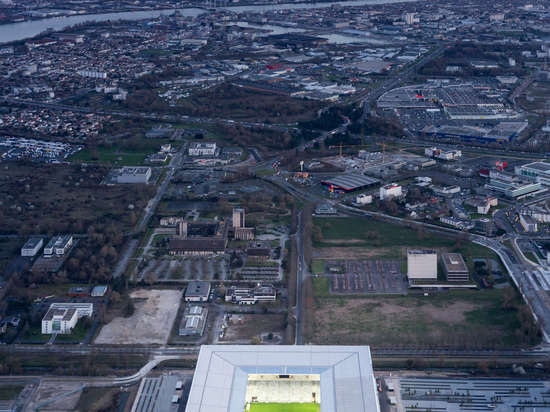 Herzog et de Meuron accomplissent le stade solaire-actionné magnifique de Bordeaux